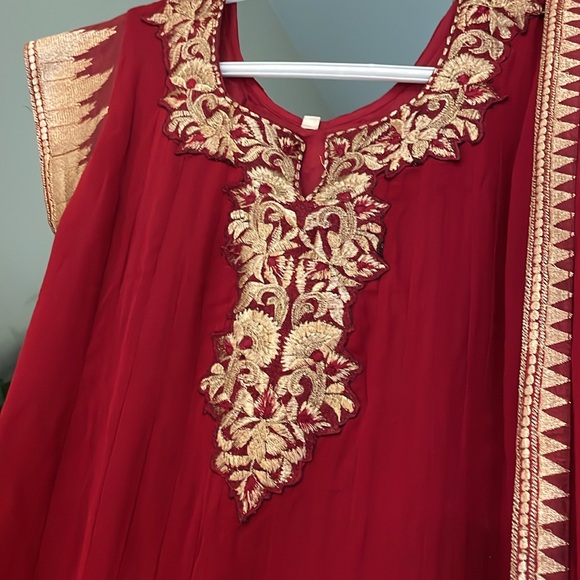 Indian ethnic silk churidar set. Beautiful gold embroidered with sequins. - Picture 3 of 3